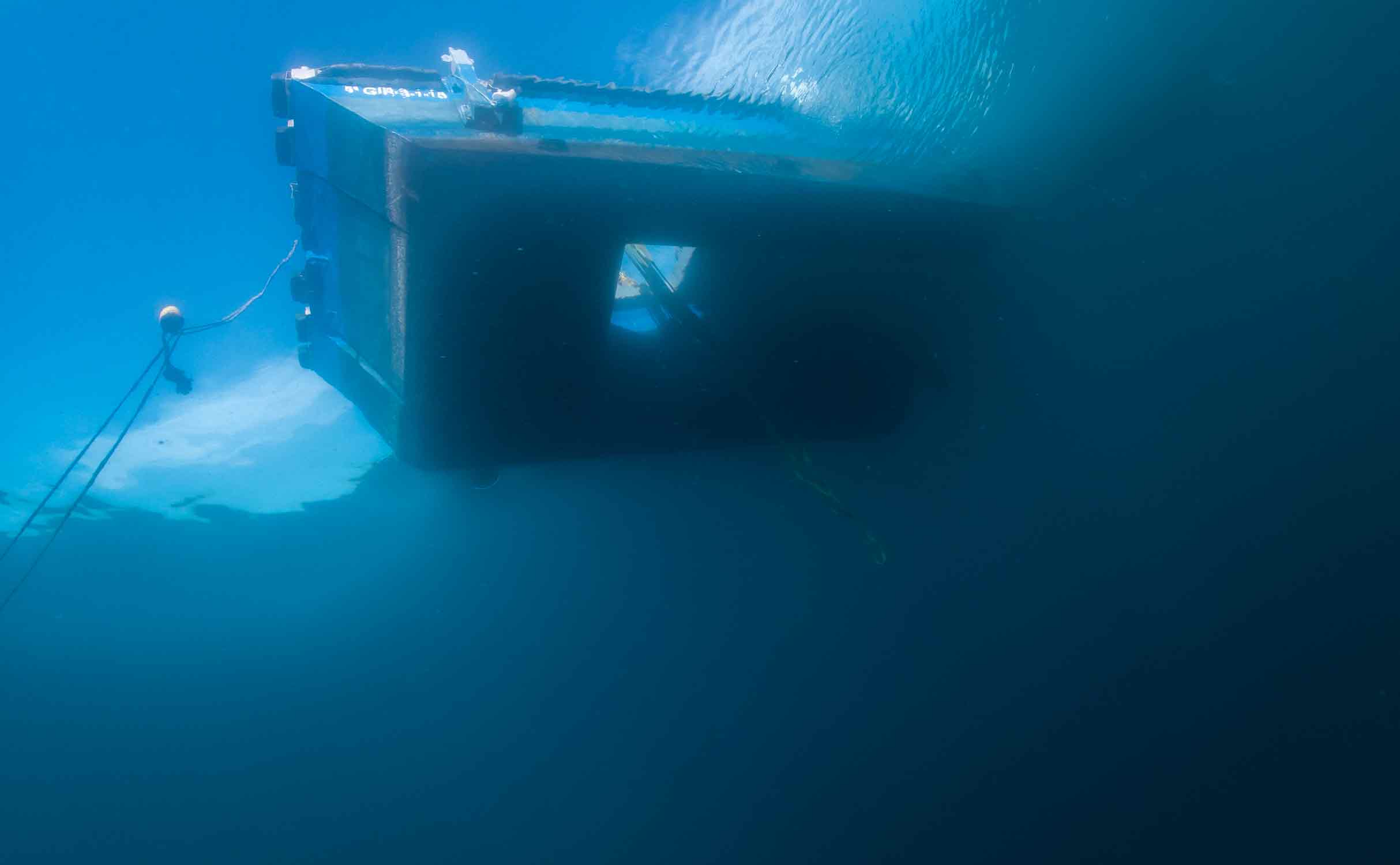 boat-with-crane-scuba-diving