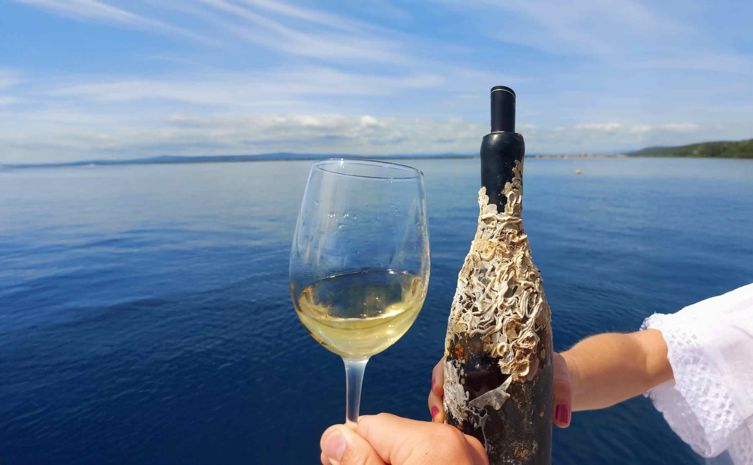 girl-with-underwater-bottle-sea-scape-panorama