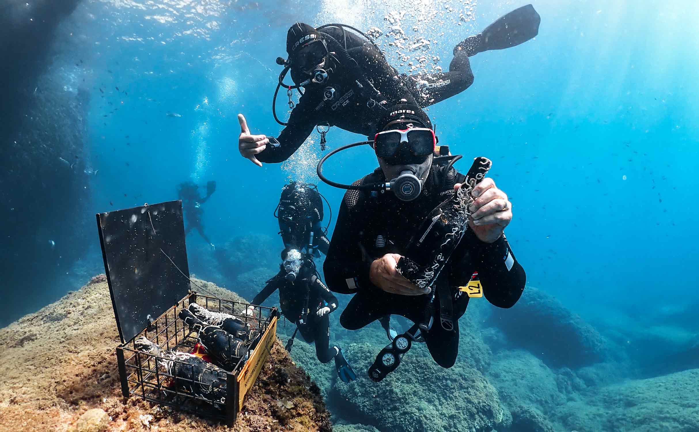 scubadivers-with-underwater-wine-bottle-pose