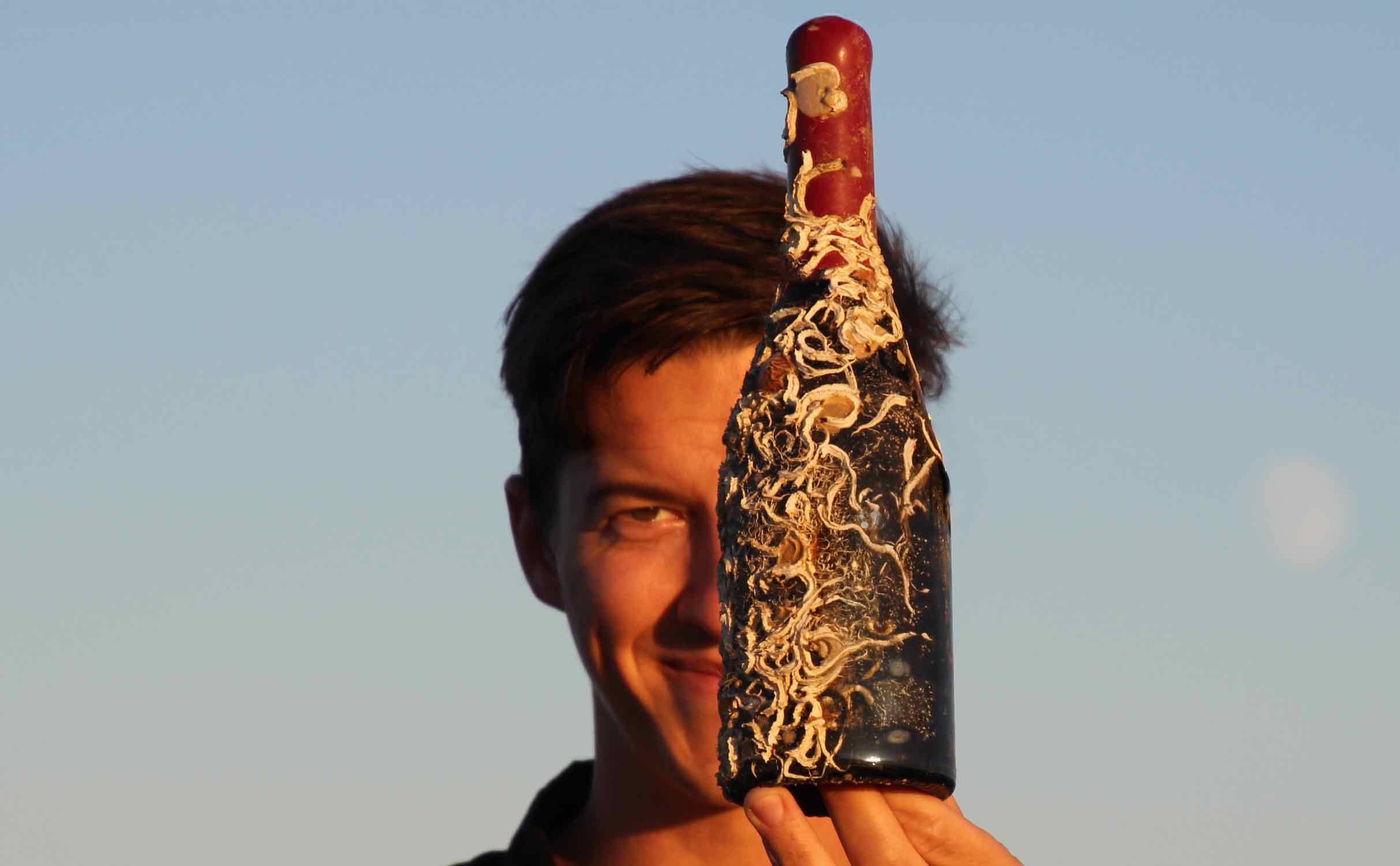 vino-affinato-in-mare-con-ragazzo-sorridente